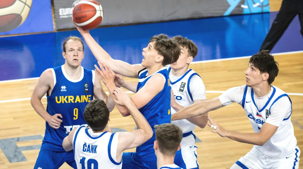 Огляд матчу між Україною та Чехією на чемпіонаті Європи U-20 з баскетболу, а також майбутні виклики для української команди.
