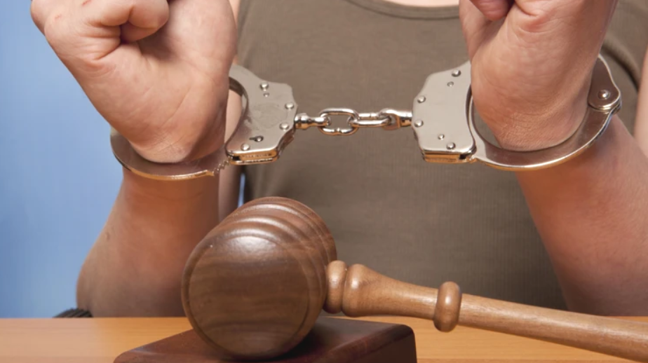 У Одесі розпочали судовий процес проти батька, який регулярно жорстоко бив своїх малюків. Діти були госпіталізовані з серйозними травмами.